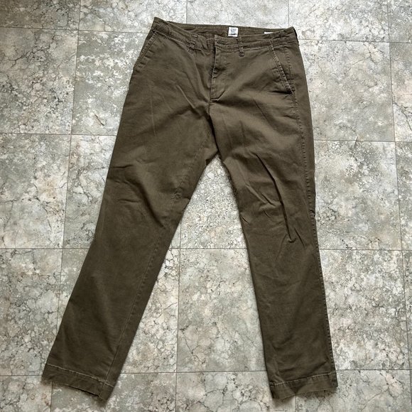 SHIPS FREE! Gap Olive Green Chinos Pants Size 32x30 Slim - Picture 1 of 4